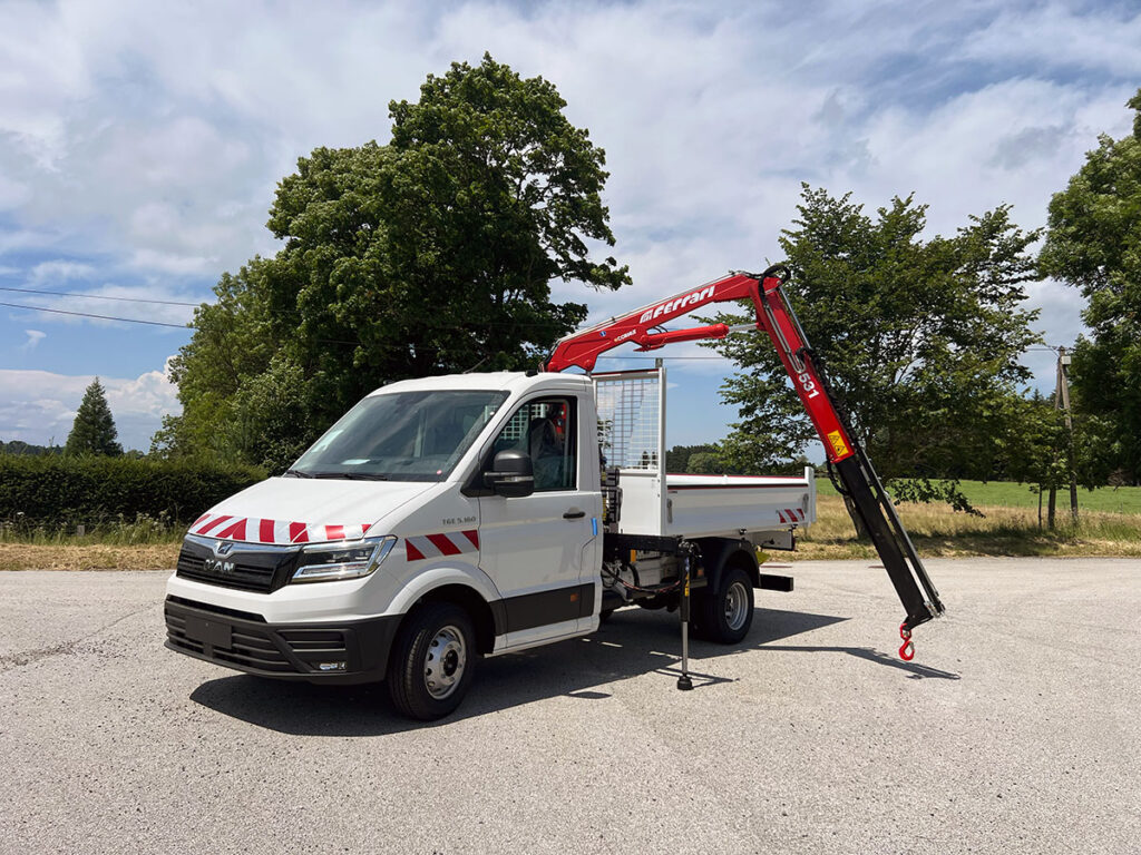 CHEZ-CORNUT-CARROSSERIE-INDUSTRIELLE-GRUE-AUXILIAIRE-FERRARI-531A1-MAN-TGE