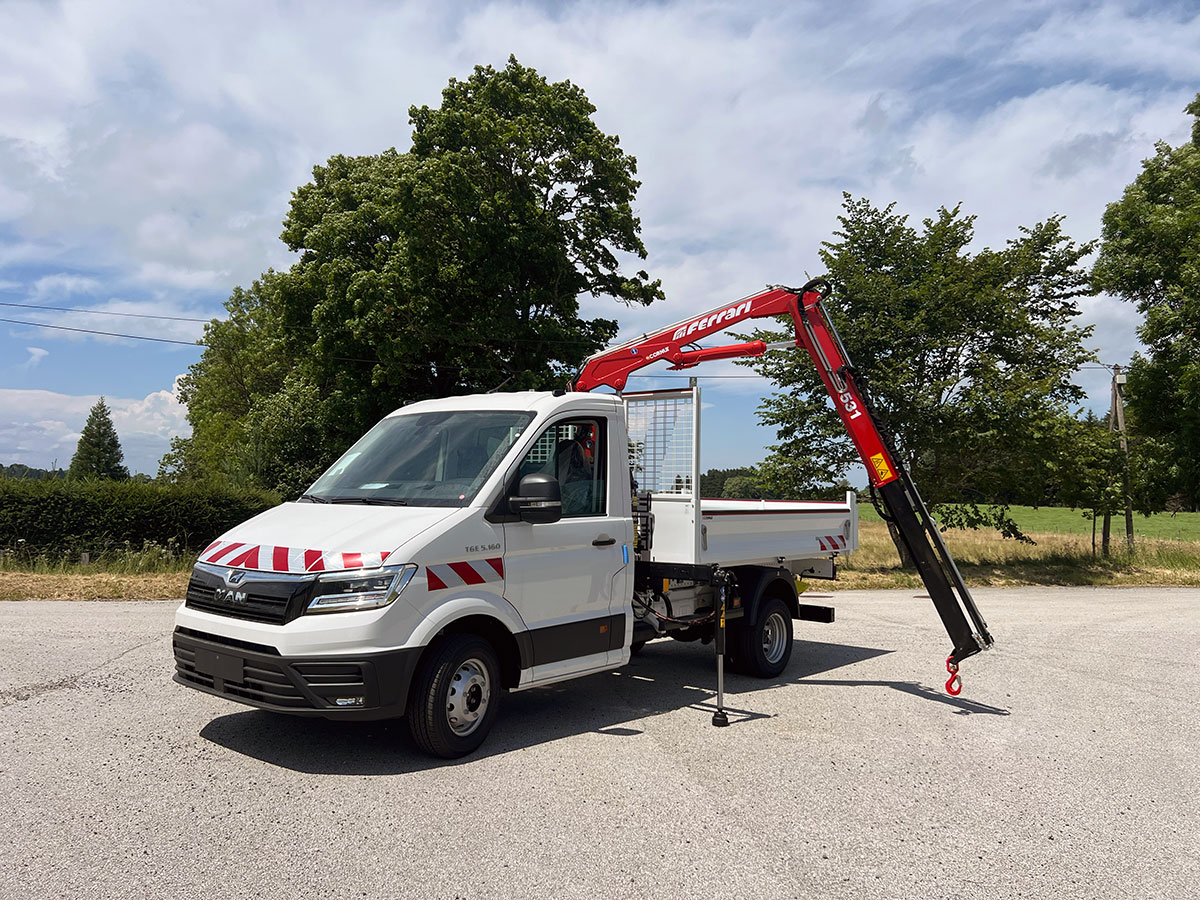 CHEZ-CORNUT-CARROSSERIE-INDUSTRIELLE-GRUE-AUXILIAIRE-FERRARI-531A1-MAN-TGE