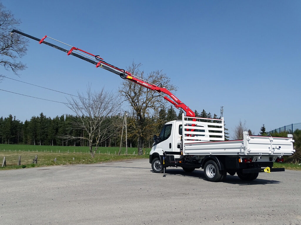 CHEZ-CORNUT-CARROSSERIE-INDUSTRIELLE-GRUE-AUXILIAIRE-FERRARI-531A3-IVECO-DAILY