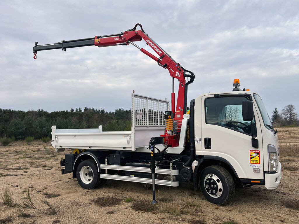 CHEZ-CORNUT-CARROSSERIE-INDUSTRIELLE-GRUE-AUXILIAIRE-FERRARI-543-A2-SUR-BERCE-ISUZU-P75