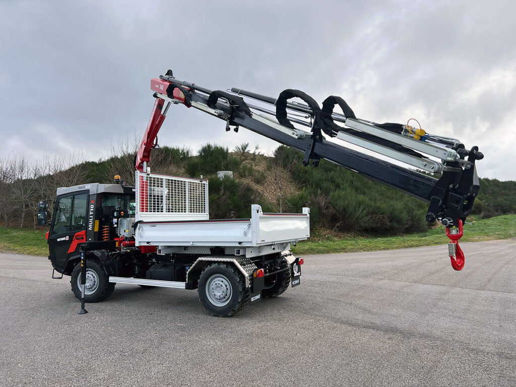 CHEZ-CORNUT-CARROSSERIE-INDUSTRIELLE-GRUE-AUXILIAIRE-FERRARI-543-A4-REFORM-MULI