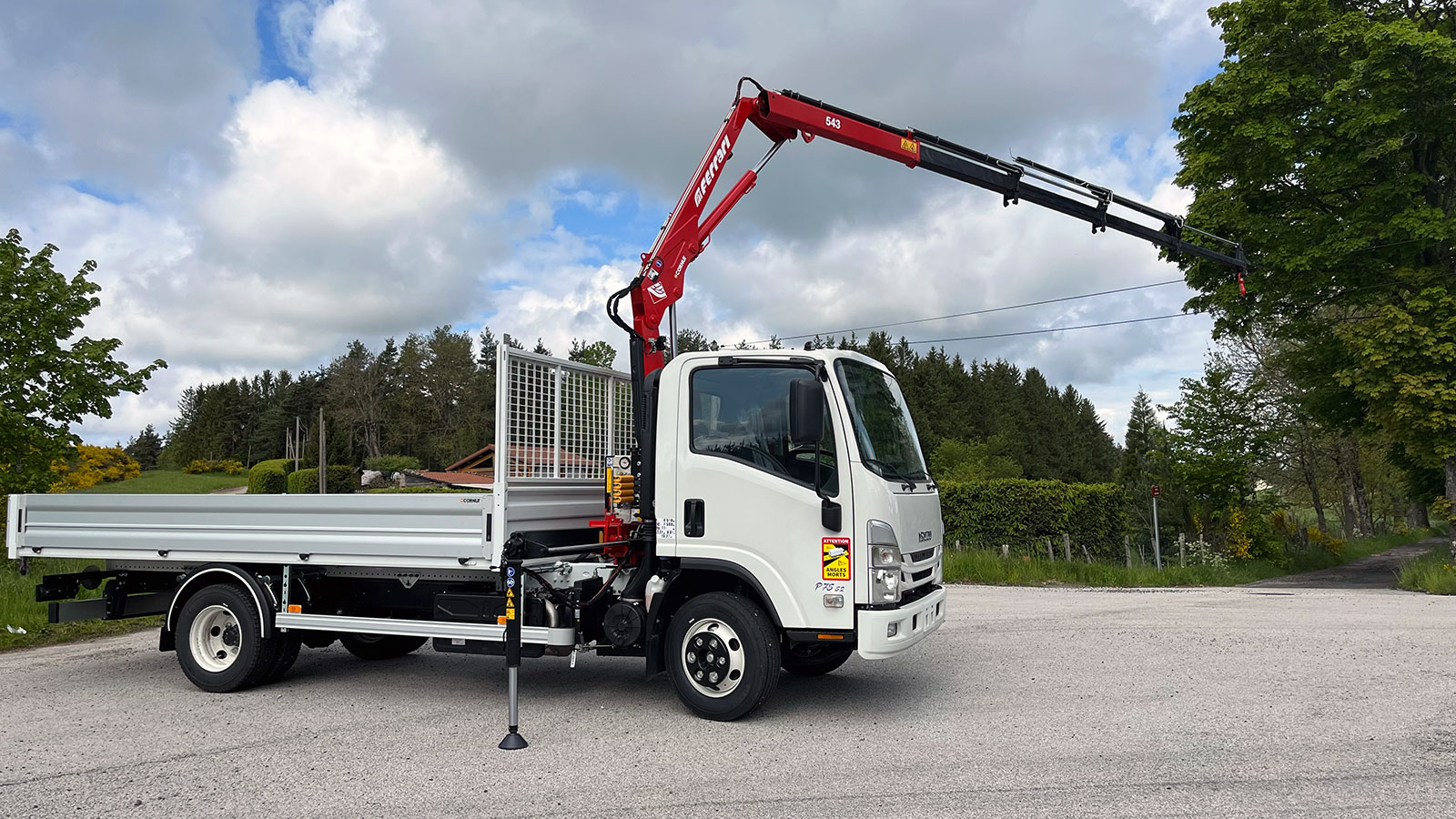 CHEZ-CORNUT-CARROSSERIE-INDUSTRIELLE-GRUE-AUXILIAIRE-FERRARI-543A4-isuzu-p75