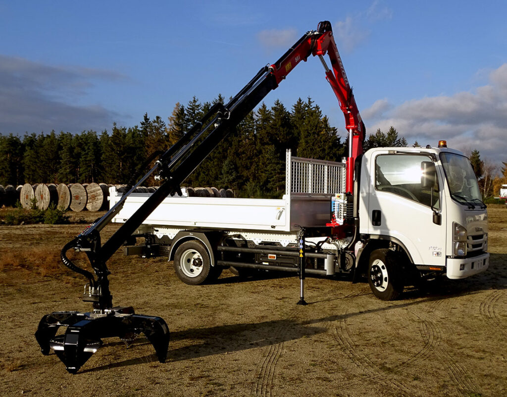 CHEZ-CORNUT-CARROSSERIE-INDUSTRIELLE-GRUE-AUXILIAIRE-FERRARI-551A3-grappin-grue-outils-isuzu-p75