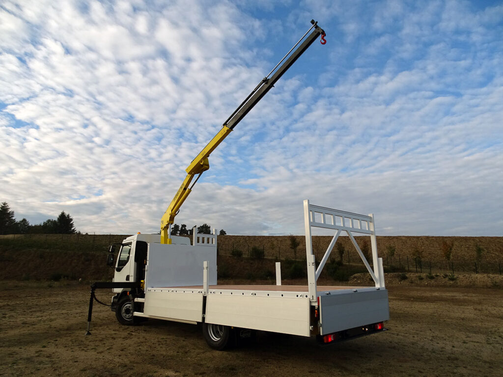 CHEZ-CORNUT-CARROSSERIE-INDUSTRIELLE-GRUE-AUXILIAIRE-FERRARI-561-A2-camion-plateau-grue