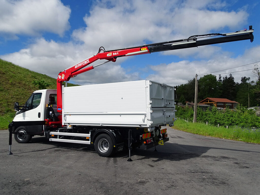 CHEZ-CORNUT-CARROSSERIE-INDUSTRIELLE-GRUE-AUXILIAIRE-FERRARI-561-A2-iveco