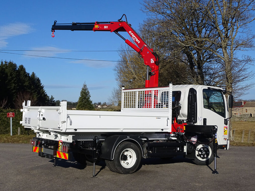 CHEZ-CORNUT-CARROSSERIE-INDUSTRIELLE-GRUE-AUXILIAIRE-FERRARI-561A2