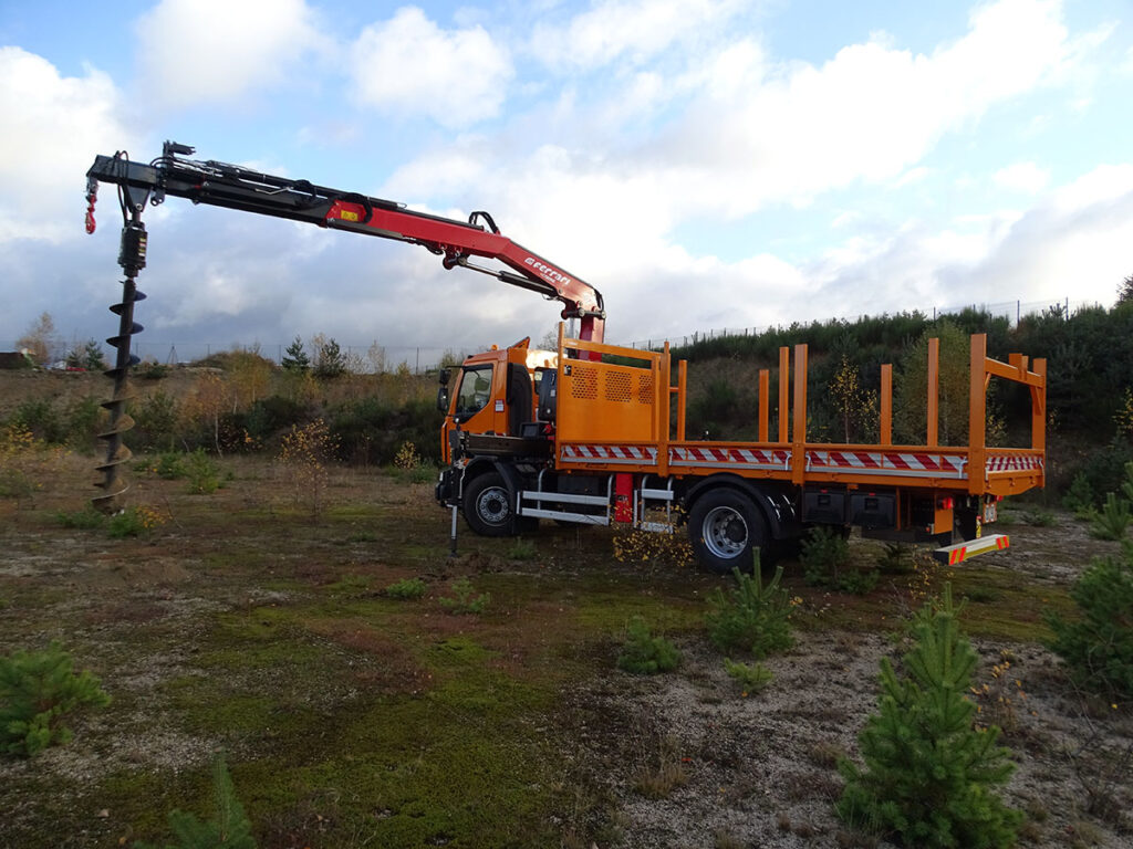 CHEZ-CORNUT-CARROSSERIE-INDUSTRIELLE-GRUE-AUXILIAIRE-FERRARI-7131C-renault-trucks-grue-tarriere