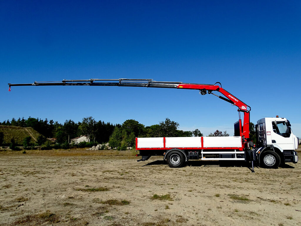 CHEZ-CORNUT-CARROSSERIE-INDUSTRIELLE-GRUE-AUXILIAIRE-FERRARI-7153C-POIDS-LOURDS-renault-trucks