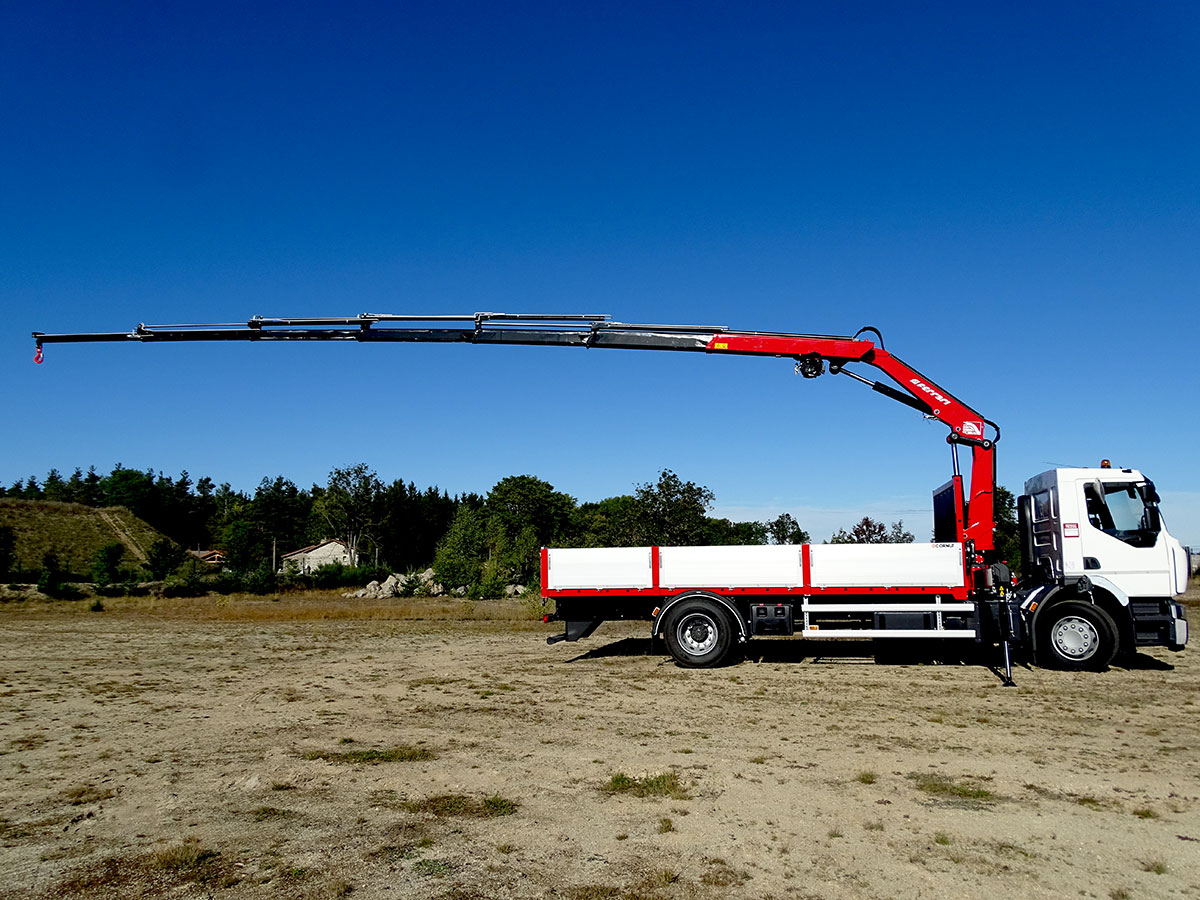 CHEZ-CORNUT-CARROSSERIE-INDUSTRIELLE-GRUE-AUXILIAIRE-FERRARI-7153C-POIDS-LOURDS-renault-trucks