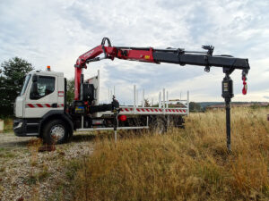 CHEZ-CORNUT-CARROSSERIE-INDUSTRIELLE-GRUE-AUXILIAIRE-FERRARI-7153C-grue-tarriere-renault-trucks