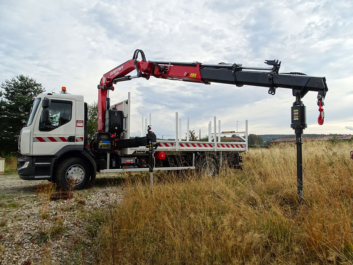 CHEZ-CORNUT-CARROSSERIE-INDUSTRIELLE-GRUE-AUXILIAIRE-FERRARI-7153C-grue-tarriere-renault-trucks