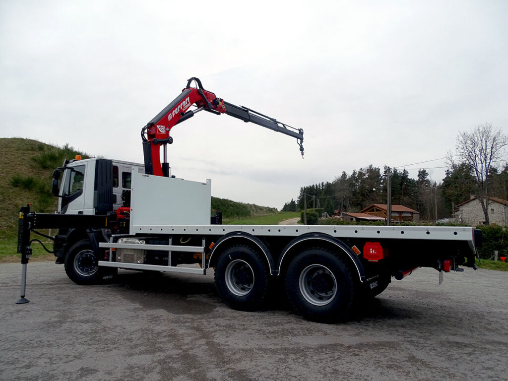 CHEZ-CORNUT-CARROSSERIE-INDUSTRIELLE-GRUE-AUXILIAIRE-FERRARI-7213S