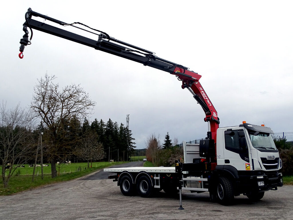 CHEZ-CORNUT-CARROSSERIE-INDUSTRIELLE-GRUE-AUXILIAIRE-FERRARI-7213S-POIDS-LOURDS-IVECO