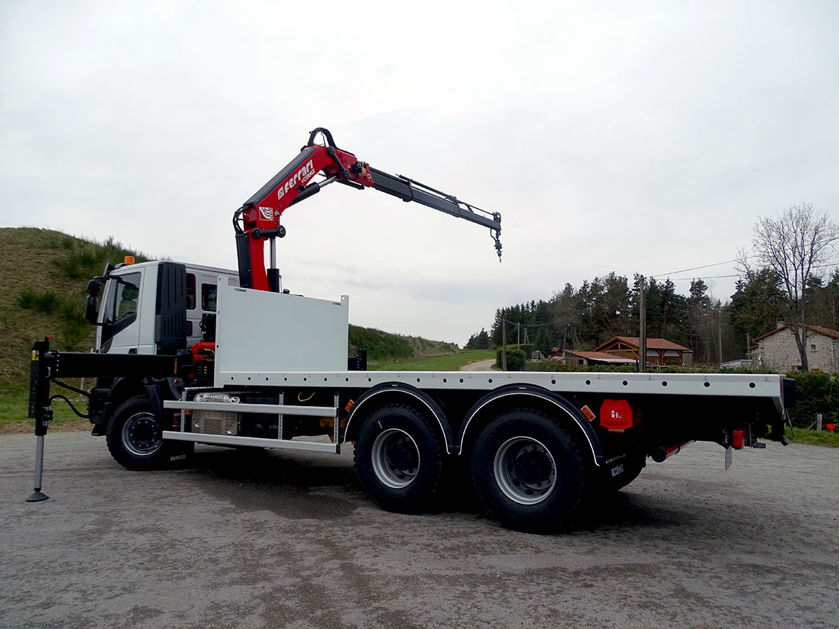 CHEZ-CORNUT-CARROSSERIE-INDUSTRIELLE-GRUE-AUXILIAIRE-FERRARI-7213S