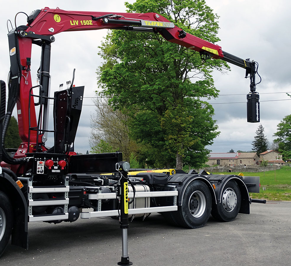 CHEZ-CORNUT-CARROSSERIE-INDUSTRIELLE-GRUE-dechets-tajfunLIV-L150Z-bras-hydraulique-MEC-KT-renault-trucks