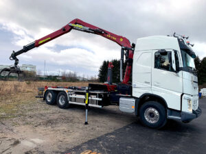 CHEZ-CORNUT-CARROSSERIE-INDUSTRIELLE-GRUE-forestiere-tajfunLIV-170Z96-bras-hydraulique-MEC-SC-grappin-volvo