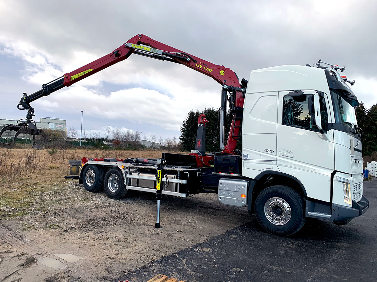 CHEZ-CORNUT-CARROSSERIE-INDUSTRIELLE-GRUE-forestiere-tajfunLIV-170Z96-bras-hydraulique-MEC-SC-grappin-volvo