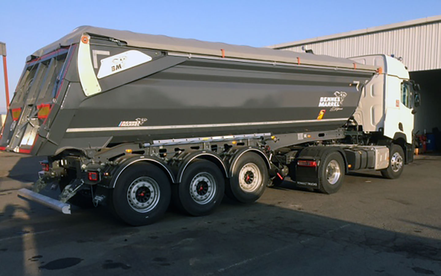 CHEZ-CORNUT-CARROSSERIE-INDUSTRIELLE-SEMI-REMORQUE-CARGOTRACK-RENAULT-TRUCKS