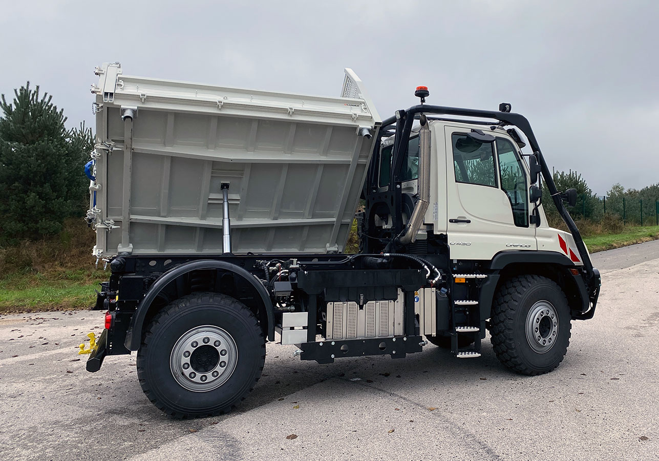 CHEZ-CORNUT-CARROSSERIE-INDUSTRIELLE-Tribenne-Unimog-camion-benne