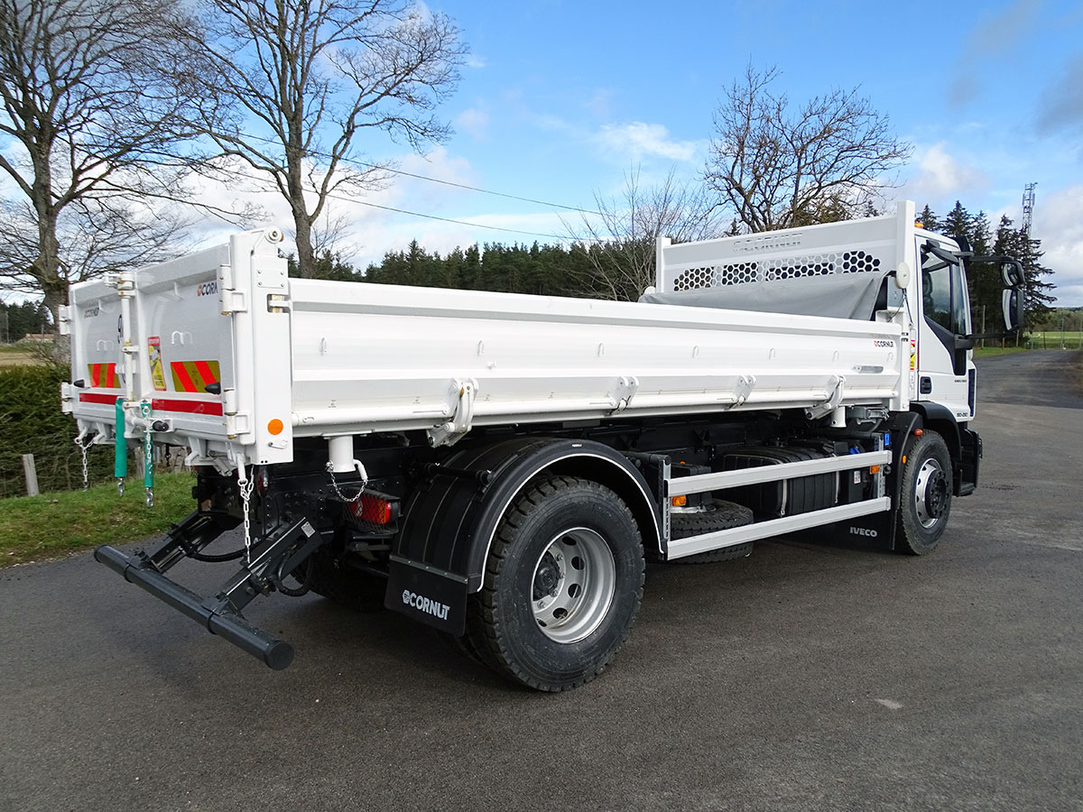 CHEZ-CORNUT-CARROSSERIE-INDUSTRIELLE-Tribenne-camion-benne-poids-lourds