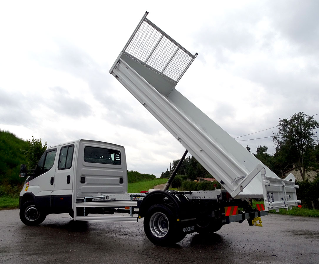CHEZ-CORNUT-CARROSSERIE-INDUSTRIELLE-benne-arrirere-vulcain-renault-master-camion-double-cabine-utilitaire-benne-bennage