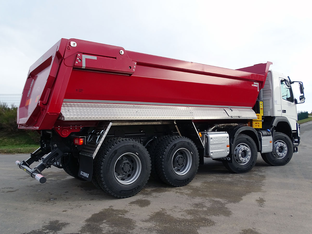 CHEZ-CORNUT-CARROSSERIE-INDUSTRIELLE-benne-ronde-VOLVO