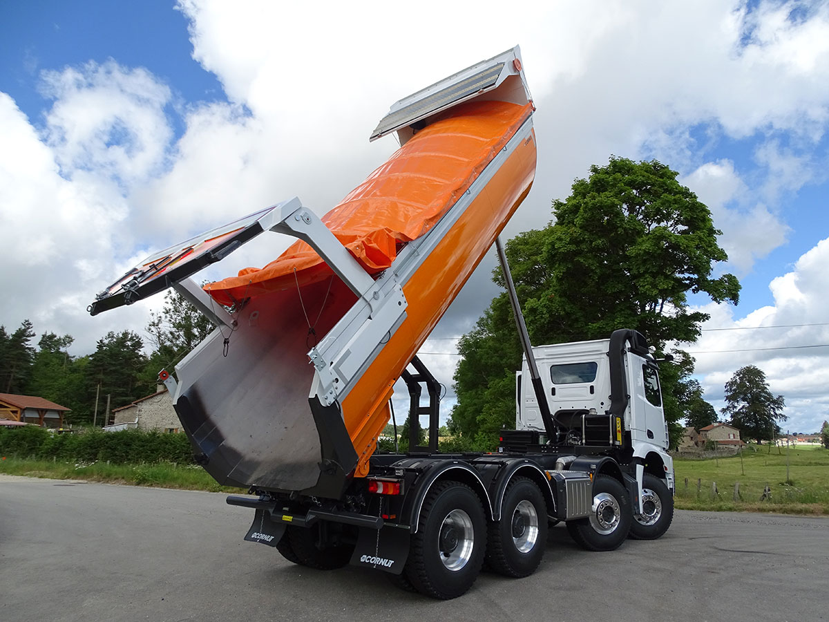 CHEZ-CORNUT-CARROSSERIE-INDUSTRIELLE-benne-ronde-poids-lourds-CALORIFUGEAGE-BACHAGE-MERCEDES-BENZ