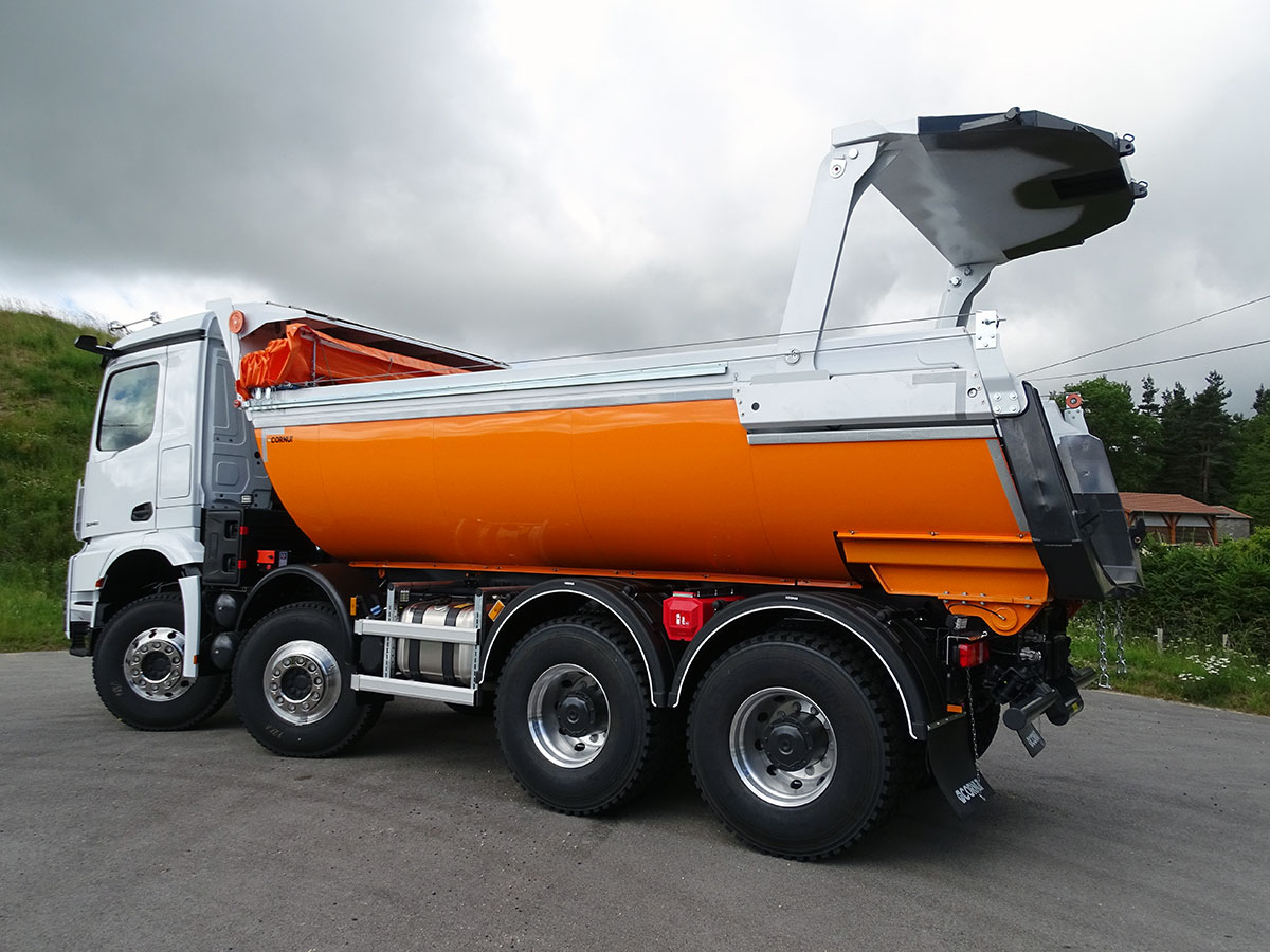 CHEZ-CORNUT-CARROSSERIE-INDUSTRIELLE-benne-ronde-poids-lourds-CALORIFUGEAGE-MERCEDES-BENZ