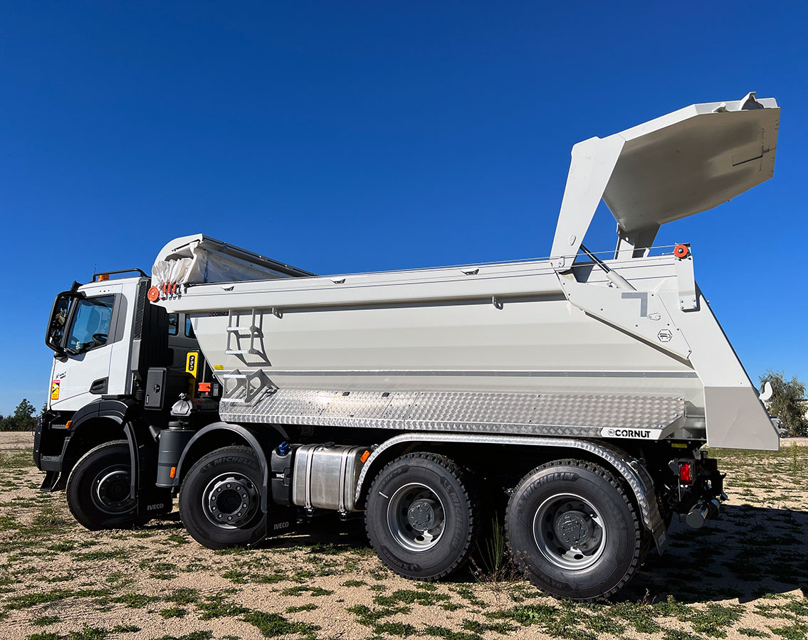 CHEZ-CORNUT-CARROSSERIE-INDUSTRIELLE-benne-ronde-poids-lourds-porte-arriere-hydraulique-IVECO