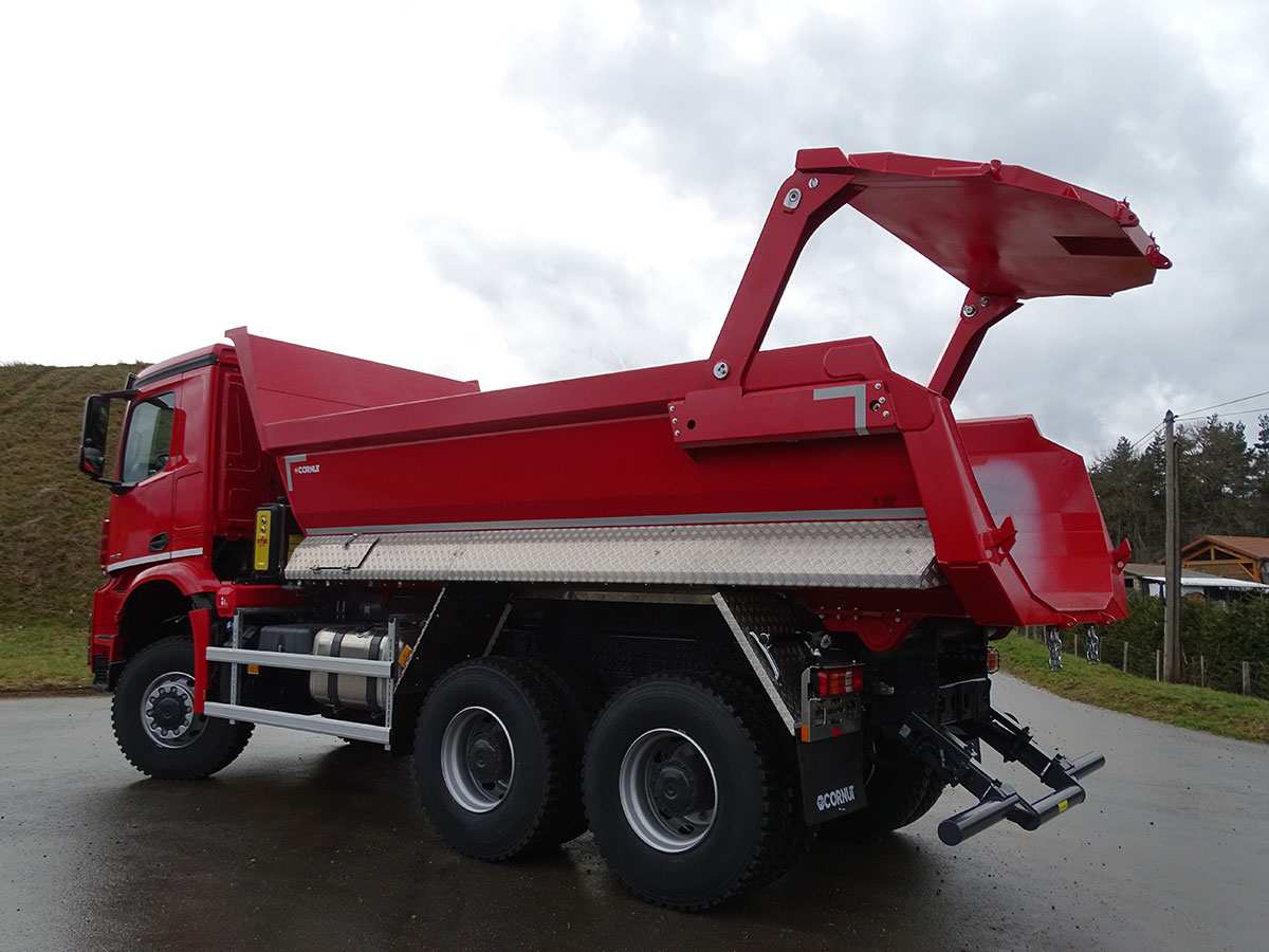 CHEZ-CORNUT-CARROSSERIE-INDUSTRIELLE-benne-ronde-poids-lourds-porte-arriere-hydraulique-MERCEDES-BENZ