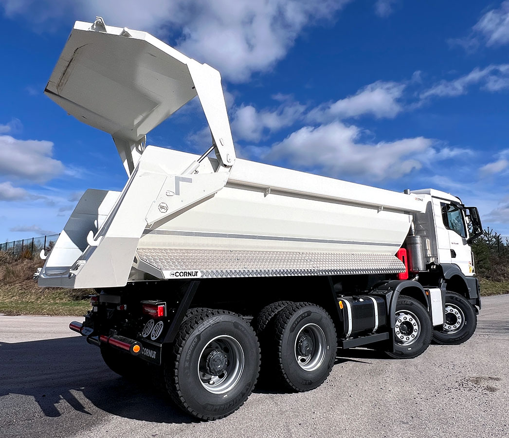 CHEZ-CORNUT-CARROSSERIE-INDUSTRIELLE-benne-ronde-poids-lourds-porte-arriere-hydraulique