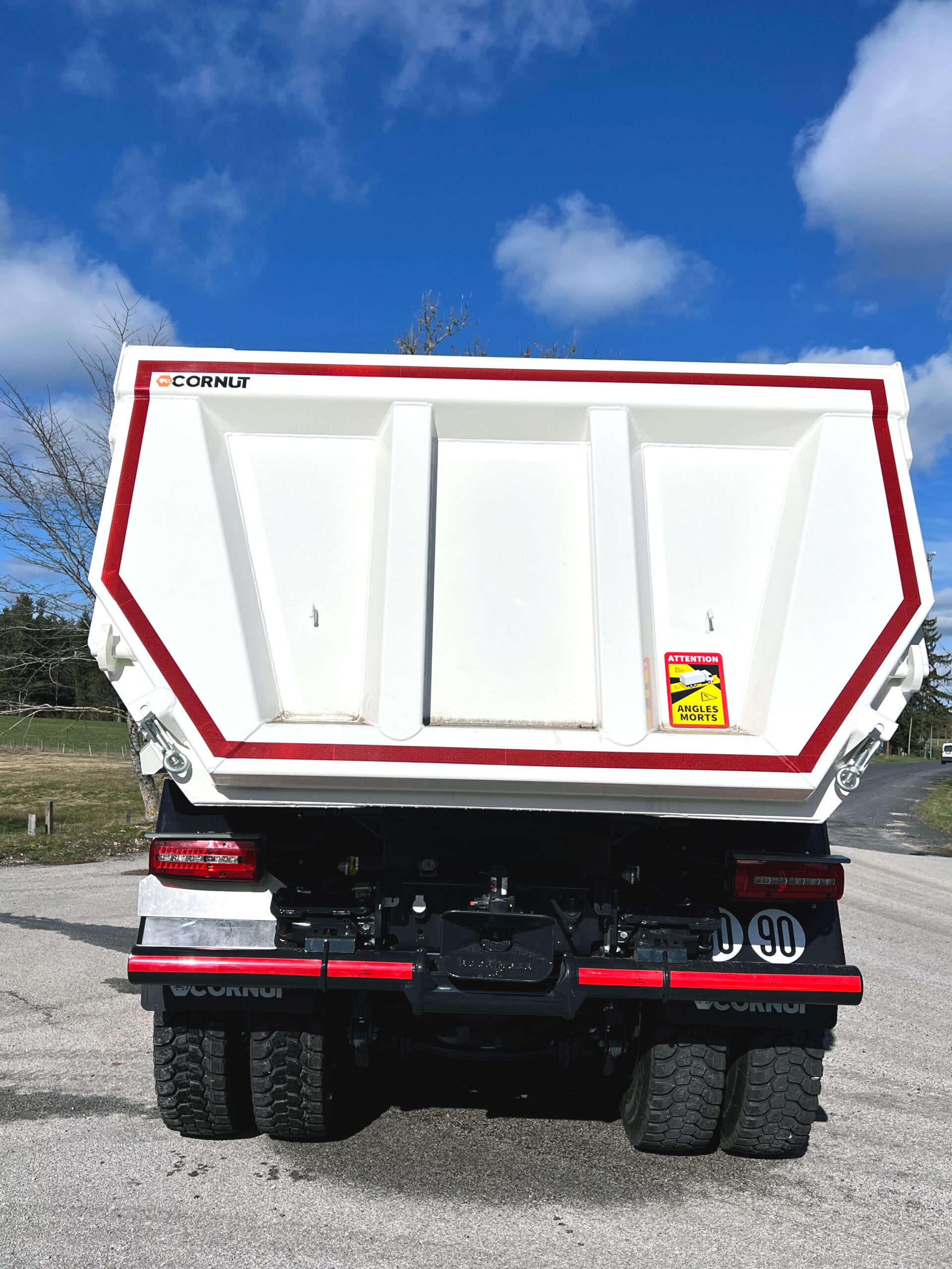 CHEZ-CORNUT-CARROSSERIE-INDUSTRIELLE-benne-ronde-poids-lourds-porte-arriere