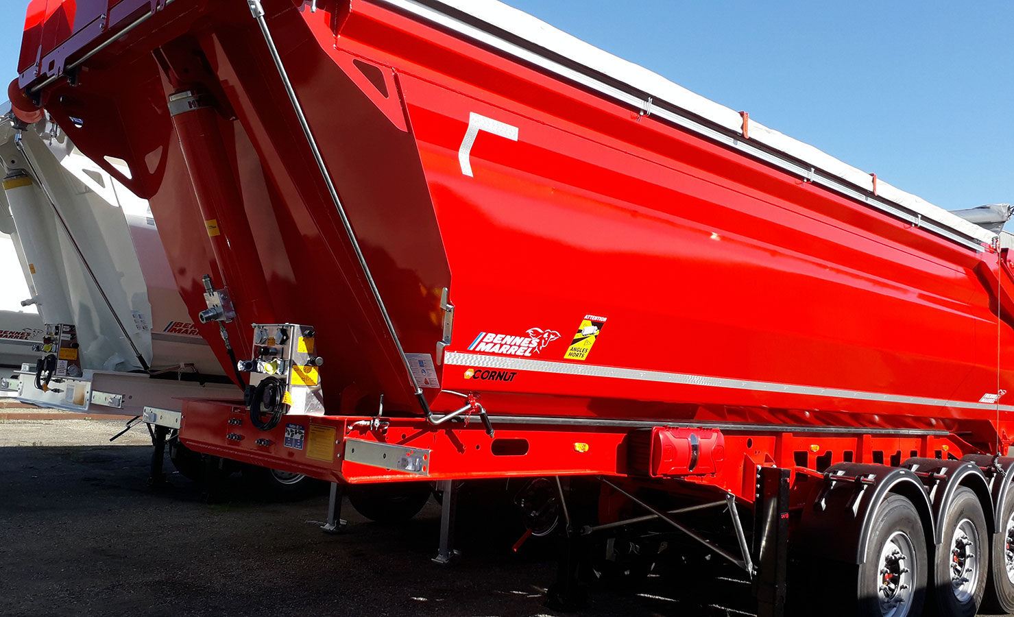 CHEZ-CORNUT-CARROSSERIE-INDUSTRIELLE-benne-semi-remorque-CARGOTRACK