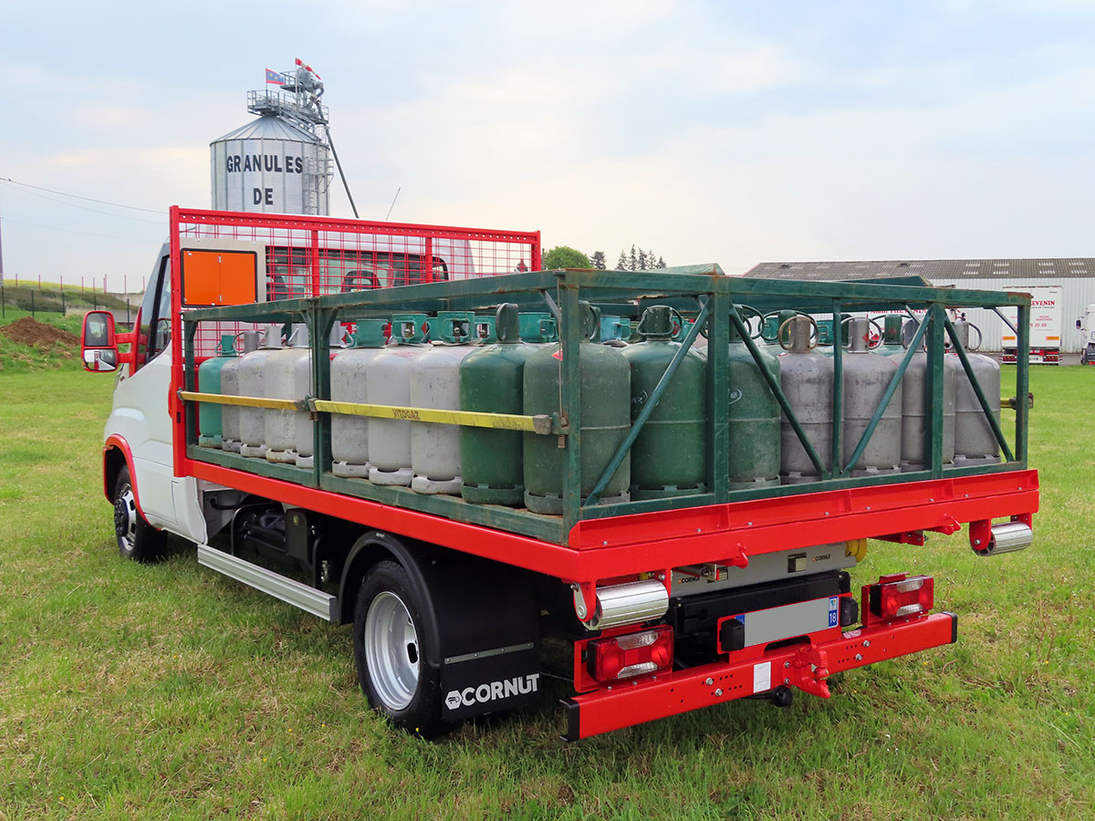 CHEZ-CORNUT-CARROSSERIE-INDUSTRIELLE-berce-porte-bouteille-gaz-amobible-UTILITAIRES