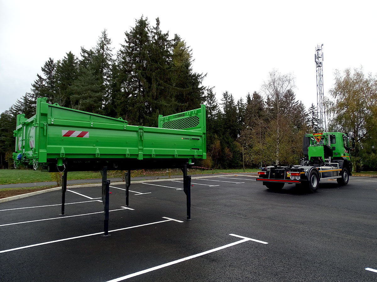 CHEZ-CORNUT-CARROSSERIE-INDUSTRIELLE-bibenne-deposable-sur-pied