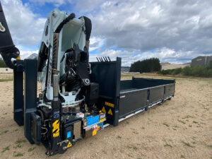CHEZ-CORNUT-CARROSSERIE-INDUSTRIELLE-grue-manutention-cormach-27500E-sur-berce-amobible-bras-hydraulique-man
