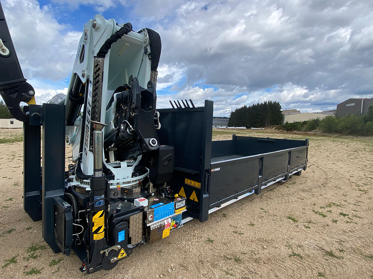 CHEZ-CORNUT-CARROSSERIE-INDUSTRIELLE-grue-manutention-cormach-27500E-sur-berce-amobible-bras-hydraulique-man