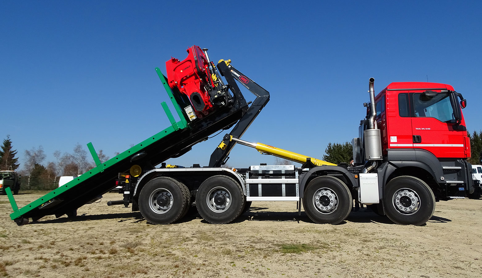 CHEZ-CORNUT-CARROSSERIE-INDUSTRIELLE-grue-manutention-cormach-39000E-sur-berce-amobible-bras-hydraulique-MEC-man