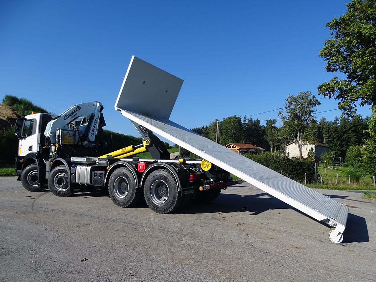 CHEZ-CORNUT-CARROSSERIE-INDUSTRIELLE-plateau-sur-berce-amobible-poids-lourds-bras-de-levage-MEC-KT-grue-manutention-cormach-28200E-iveco