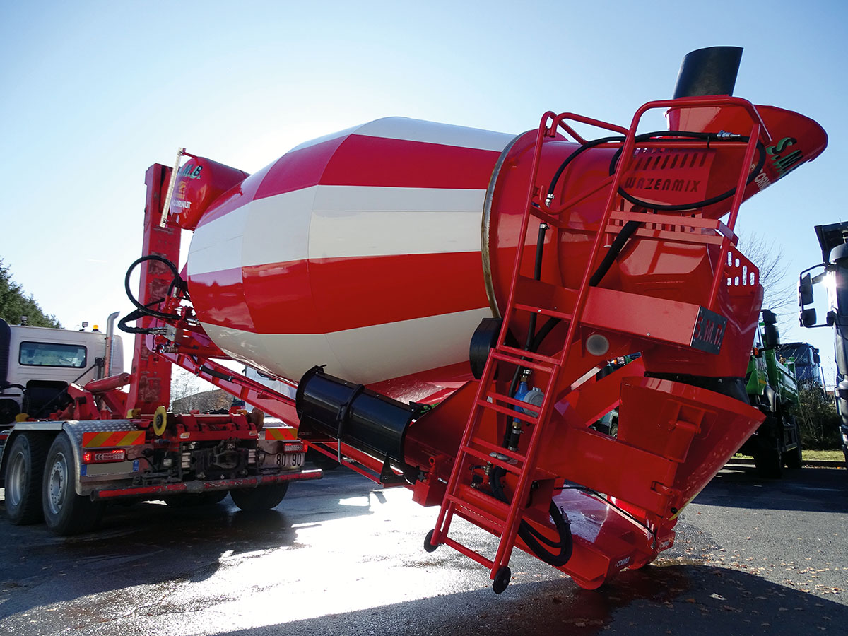 CHEZ-CORNUT-CARROSSERIE-INDUSTRIELLE-toupie-sur-berce-amobible-bras-hydraulique-dynamics-volvo