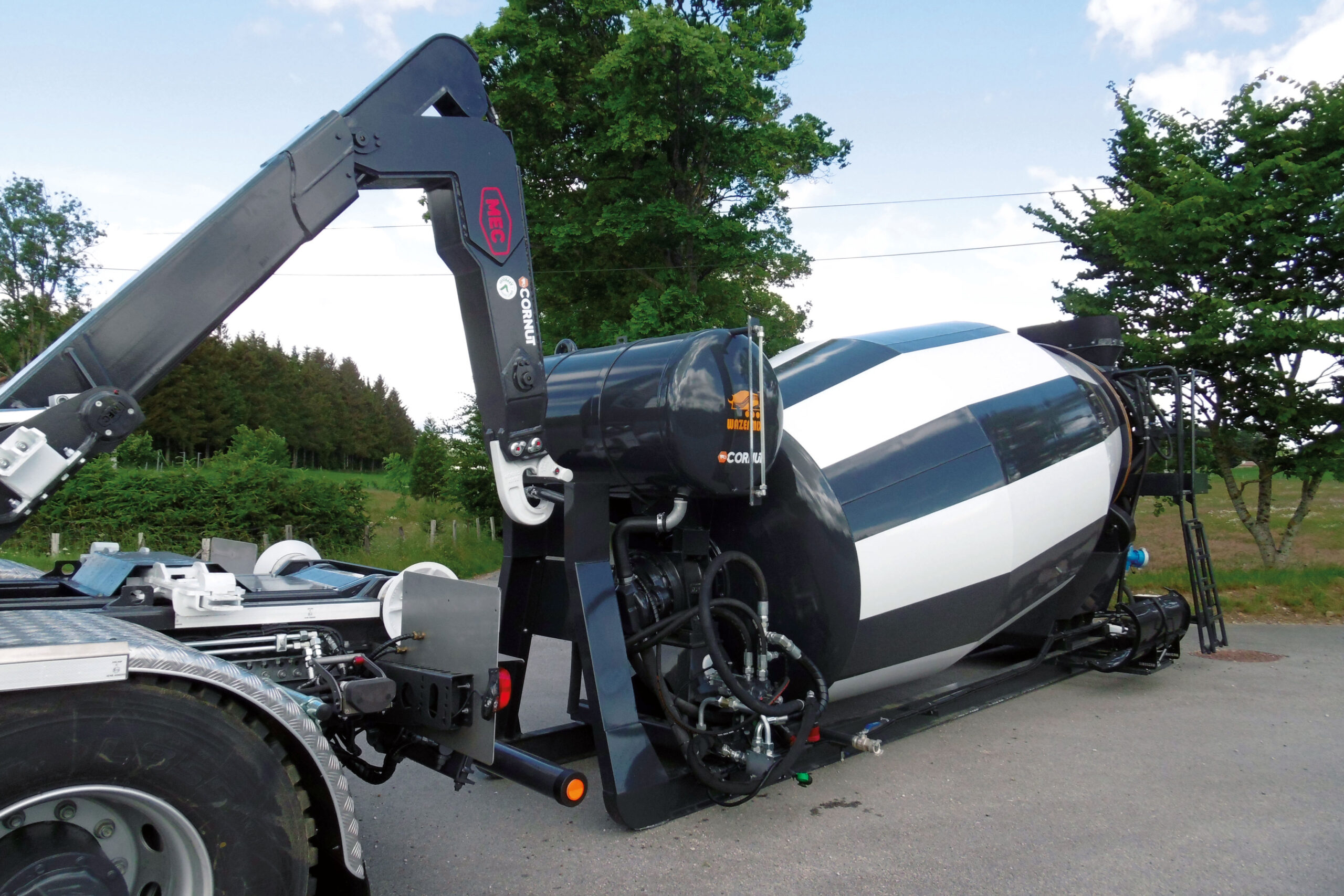 CHEZ-CORNUT-CARROSSERIE-INDUSTRIELLE-toupie-sur-berce-amobible-bras-hydraulique-mec-mercedes-benz