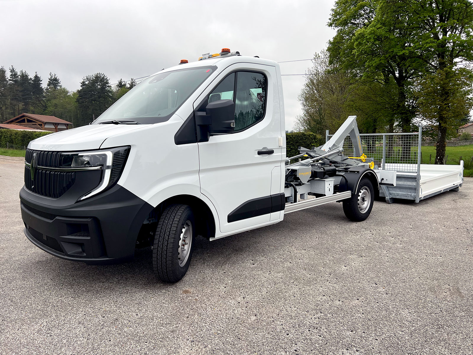 CHEZ-CORNUT-CARROSSERIE-INDUSTRIELLE-BRAS-HYDRAULIQUE-DYNAMICS-D25C-depose-caisse-benne-sur-berce-acier-dynamacs-RENAULT-MASTER-XDE