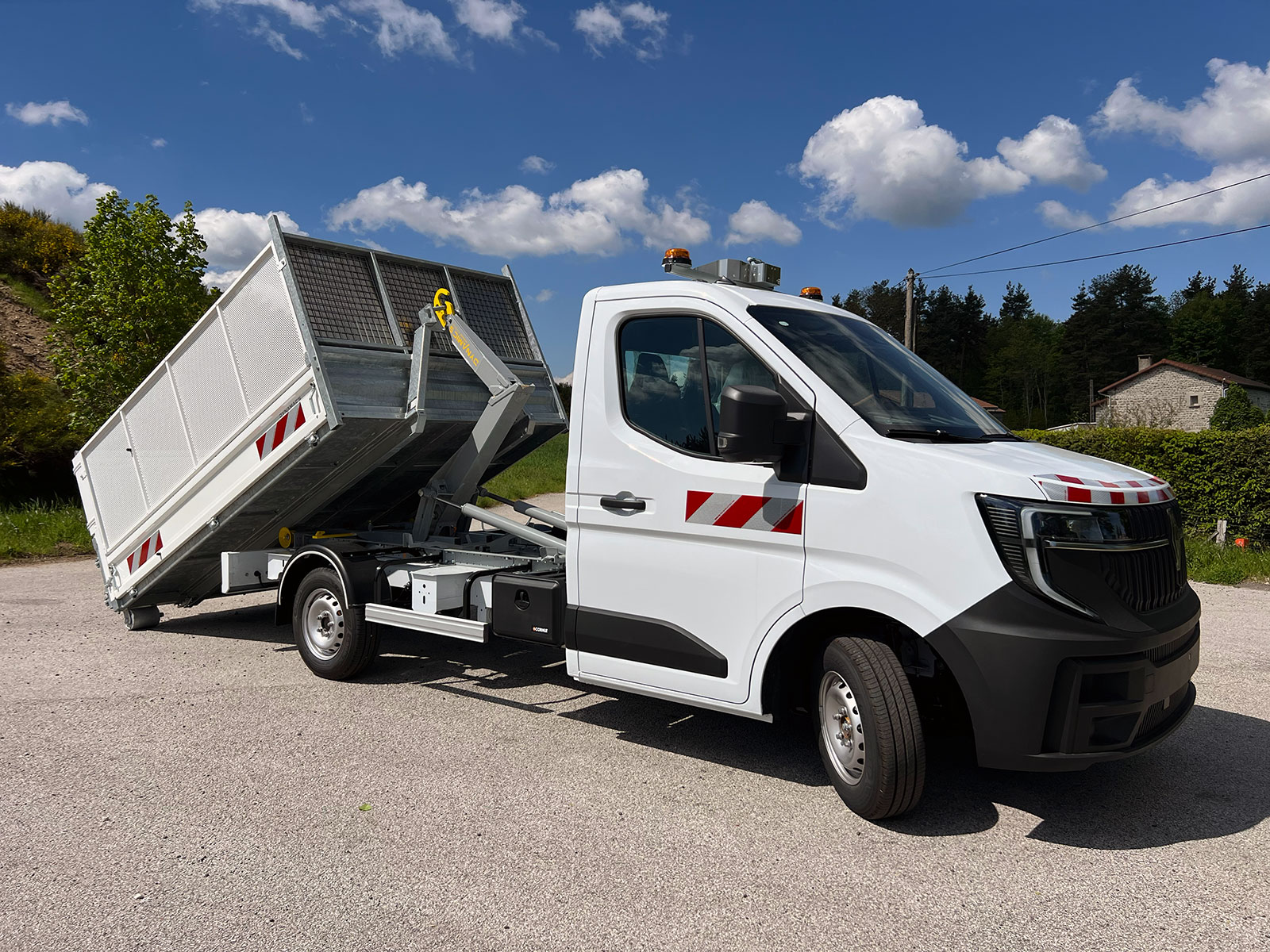 CHEZ-CORNUT-CARROSSERIE-INDUSTRIELLE-BRAS-HYDRAULIQUE-DYNAMICS-D25C-semi-depose-caisse-benne-sur-berce-acier-dynamacs-RENAULT-MASTER-XDE-rehausse-grillage-