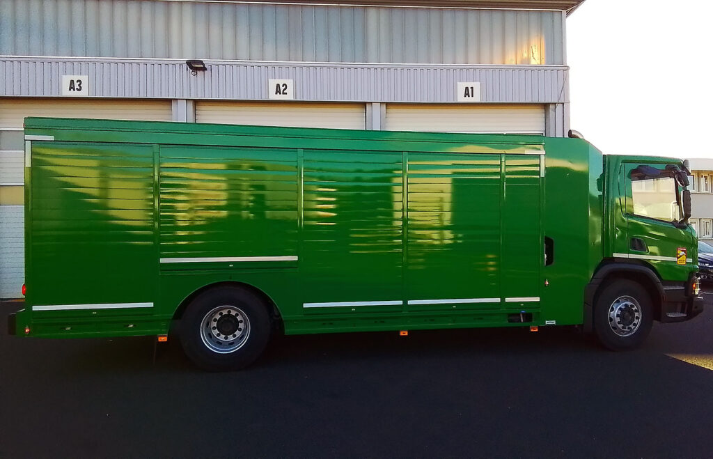 CHEZ-CORNUT-CARROSSERIE-INDUSTRIELLE-CHASSIS-POUTRE-AMANEGEMENT-CAMION-MAGASIN