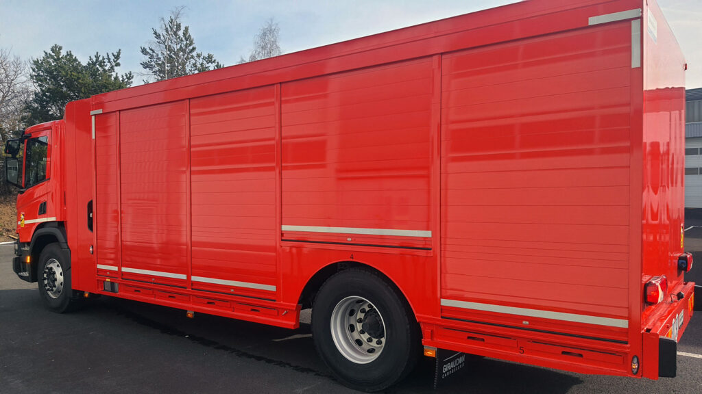 CHEZ-CORNUT-CARROSSERIE-INDUSTRIELLE-CHASSIS-POUTRE-AMANEGEMENT-VEHICULE-MAGASIN