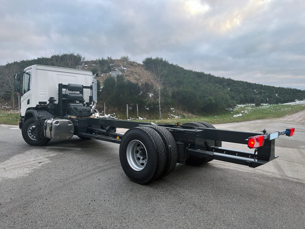 CHEZ-CORNUT-CARROSSERIE-INDUSTRIELLE-CHASSIS-POUTRE-AMANEGEMENT-VEHICULE-MAGASIN-SCANIA