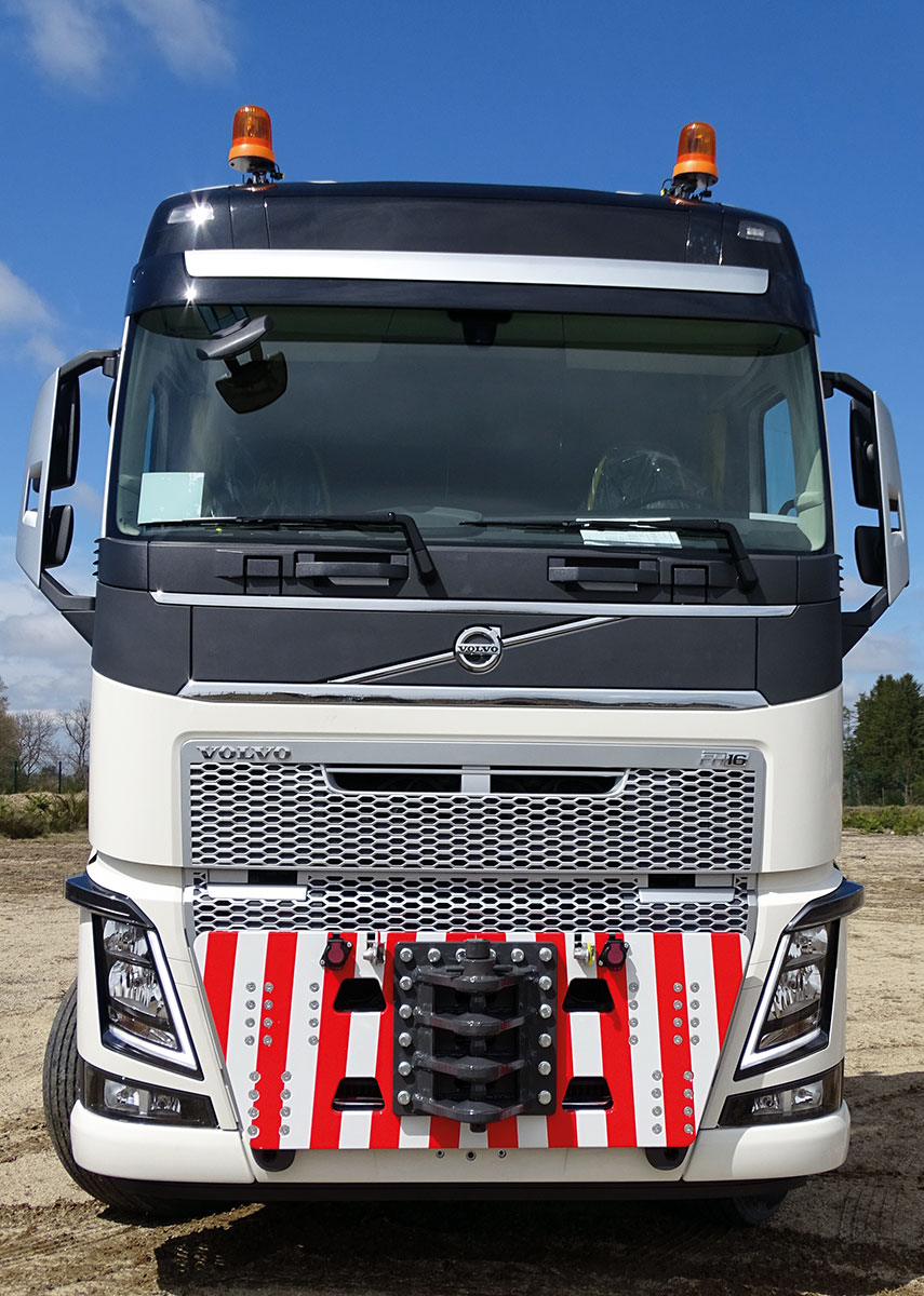 CHEZ-CORNUT-CARROSSERIE-INDUSTRIELLE-CONVOI-EXCEPTIONNEL-PLAQUE-POUSSEE-AVANT-VOLVO-FH