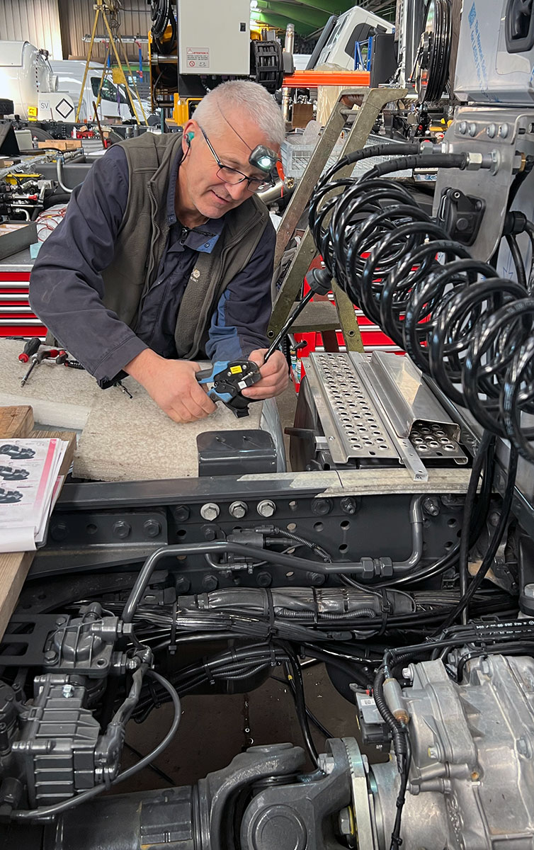CHEZ-CORNUT-CARROSSERIE-INDUSTRIELLE-CONVOI-EXCEPTIONNEL_TRAVAUX-ELECTRIQUES-MERCEDES-BENZ-AROCS