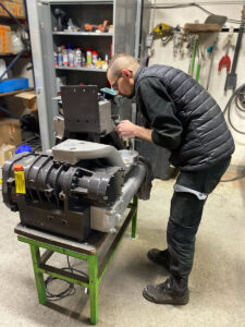 CHEZ-CORNUT-CARROSSERIE-INDUSTRIELLE-EQUIPEMENTS-DEPOTAGE-MONTAGE-COMPRESSEUR-MISTRAL