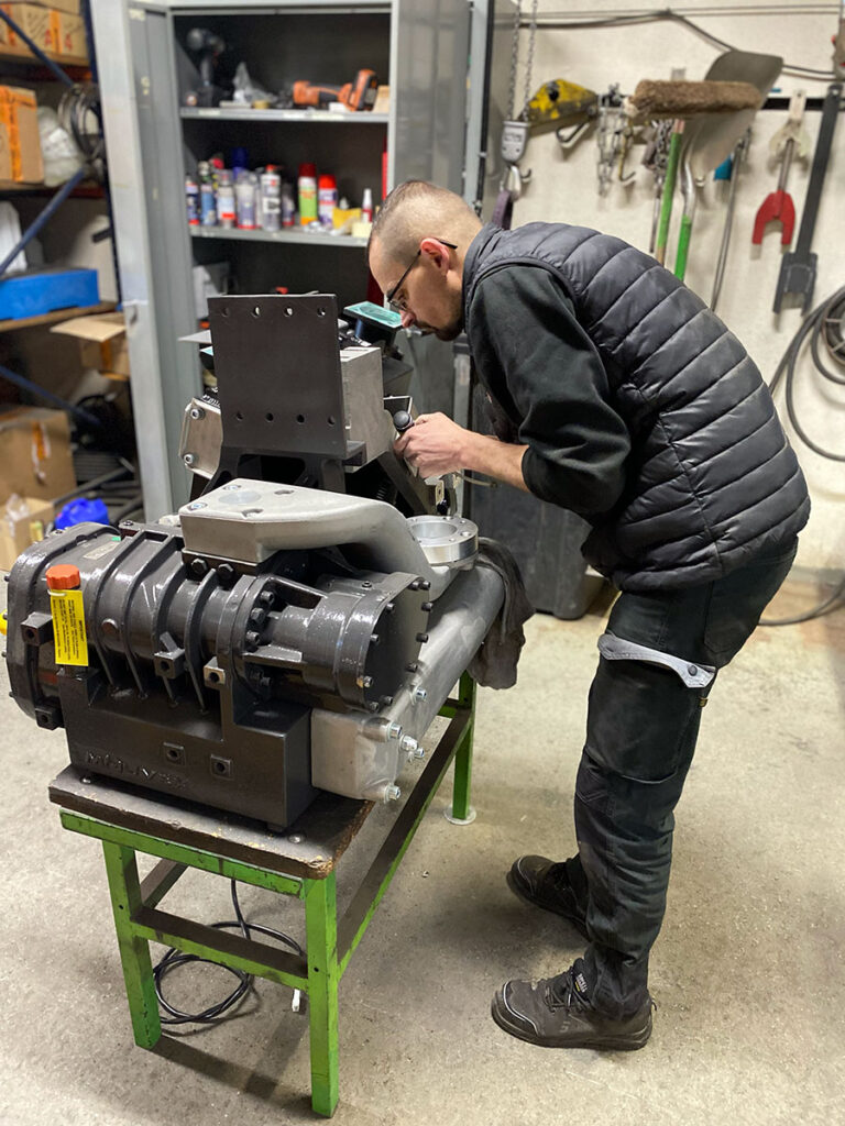 CHEZ-CORNUT-CARROSSERIE-INDUSTRIELLE-EQUIPEMENTS-DEPOTAGE-MONTAGE-COMPRESSEUR-MISTRAL